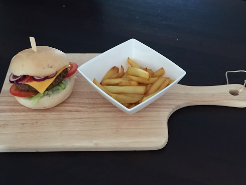 Broodje hamburger met huisgemaakte frietjes