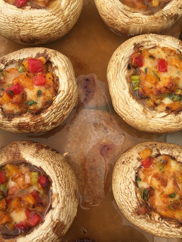 Gevulde champignons met mozzarella, paprika en rode pesto