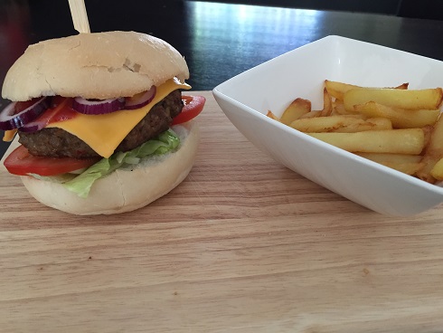 Broodje hamburger met huisgemaakte frietjes