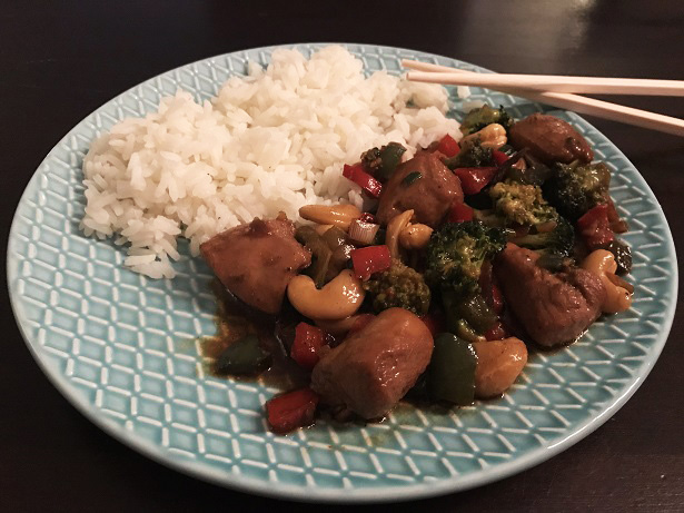 Kip siam met broccoli, paprika, lente-ui en cashewnoten