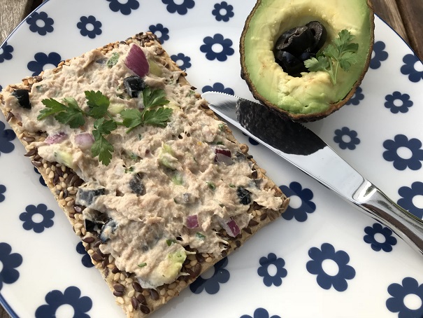 Tonijnsalade met avocado en zwarte olijven
