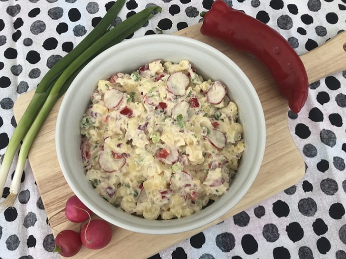 Aardappelsalade met radijs, paprika en lente-ui