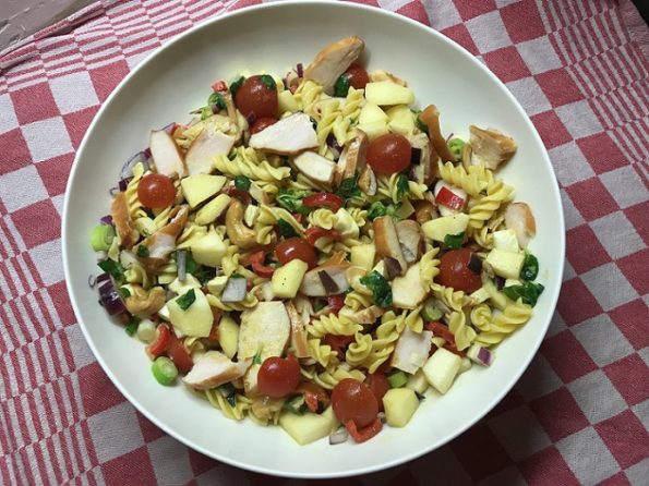 Salade met gerookte kip, mozzarella en appel