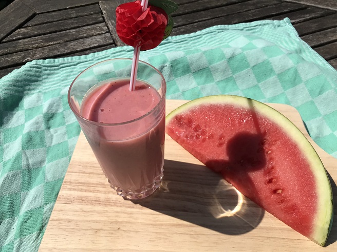 Zomerse aardbei, watermeloen en banaan smoothie