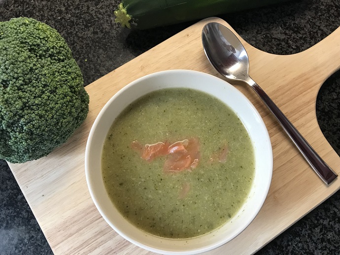 Broccoli-courgettesoep met gerookte zalm