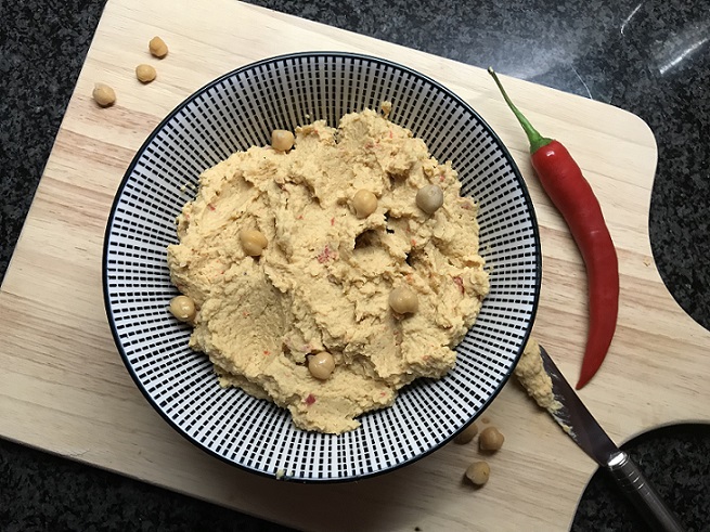 Hummus met knoflook en rode peper