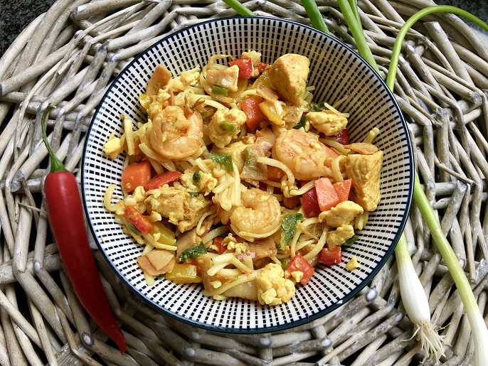 Singaporese noedels met kip en garnalen