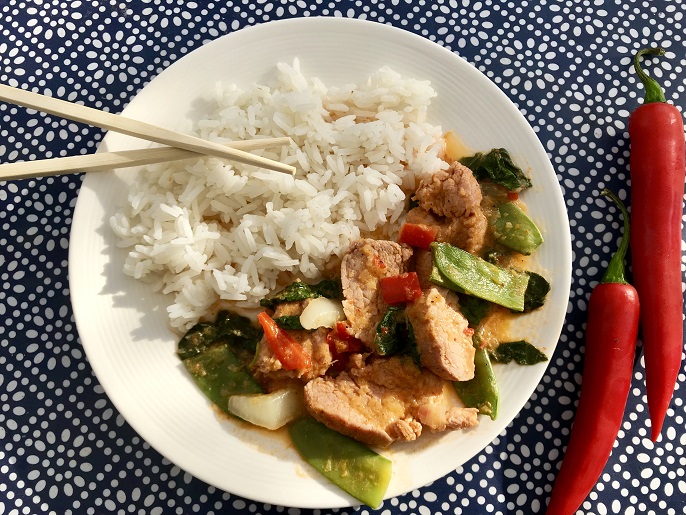 Thaise varkenshaas curry met paksoi en peultjes