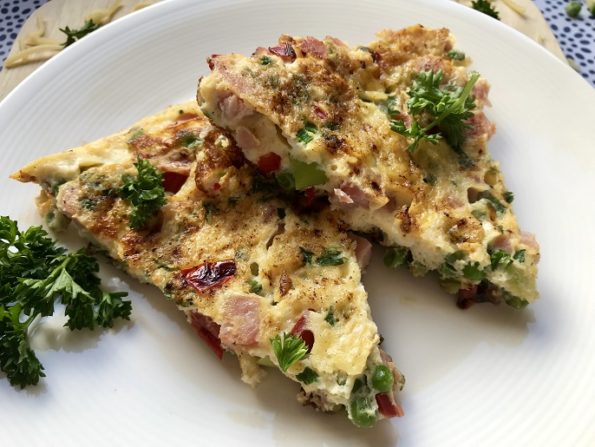 Boerenomelet met ham, doperwten, lente-ui en paprika