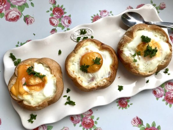 Broodje ei met bacon en kaas uit de oven