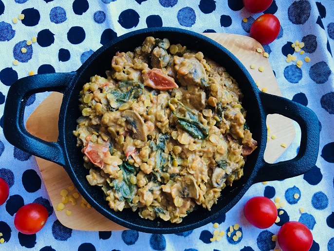 Indiase curry met gele linzen, spinazie en champignons
