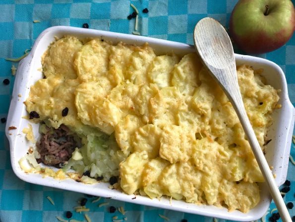 spitskoolschotel met gehakt, appel en krenten