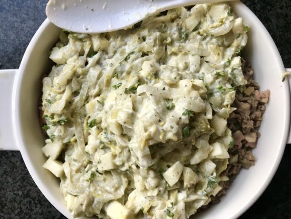 Witlofschotel met appel, rookspekjes en gehakt