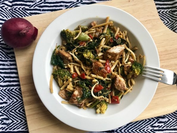 kabeljauw met noedels, spinazie, broccoli en sugar snaps