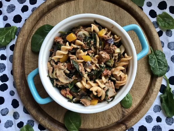 Pasta met tonijn, spinazie en champignons