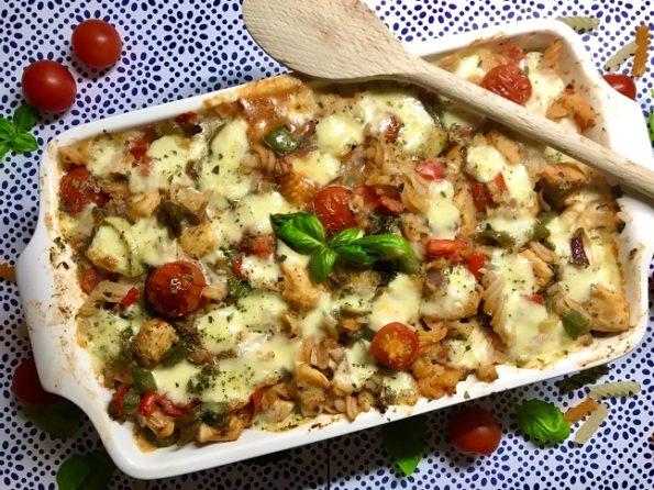 Pasta ovenschotel met kip, mozzarella en cherry tomaten