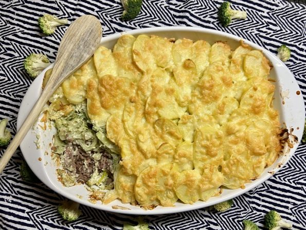 Broccoli ovenschotel met prei, gehakt en spekjes