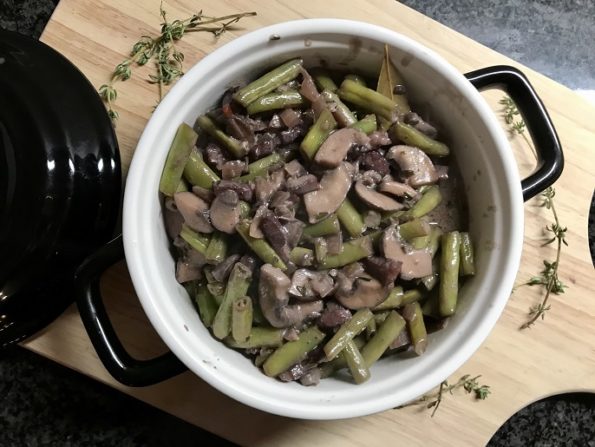 gestoofde sperziebonen met kastanje champignons in rode wijnsaus