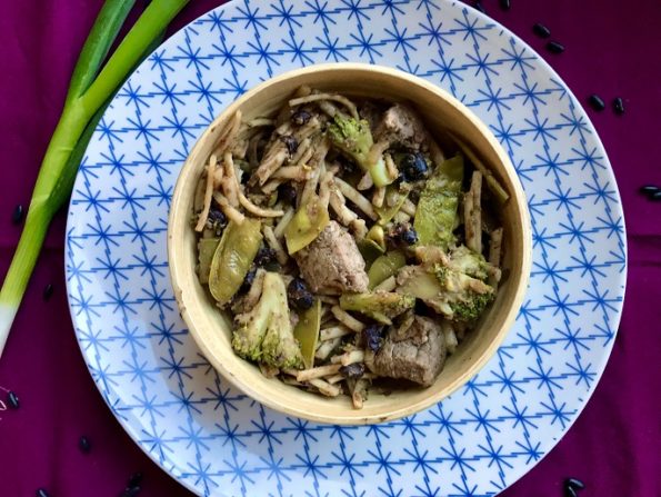 Noedels in zwarte bonensaus met biefstuk en broccoli