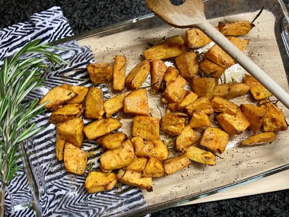 Zoete aardappels met knoflook en rozemarijn uit de oven