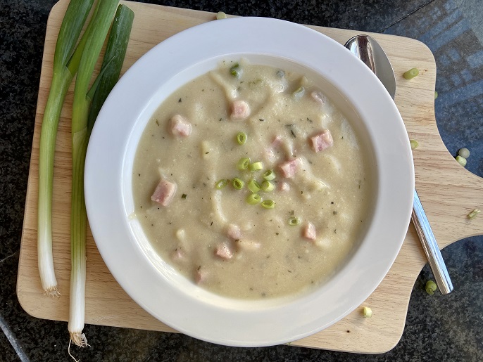 Bloemkool-aardappelsoep met bosui en ham