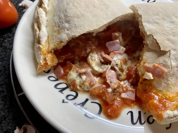 Calzone met ham, champignons, mozzarella en tomaat