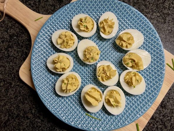 Gevulde eieren met kerrie en bieslook