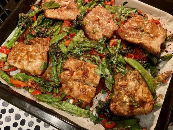 Oosterse traybake met zalm, bimi en peultjes