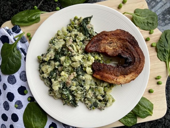 Tuinerwten-spinazie stampot met cajun speklapjes