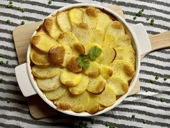 Ovenschotel met kabeljauw, doperwten en worteltjes