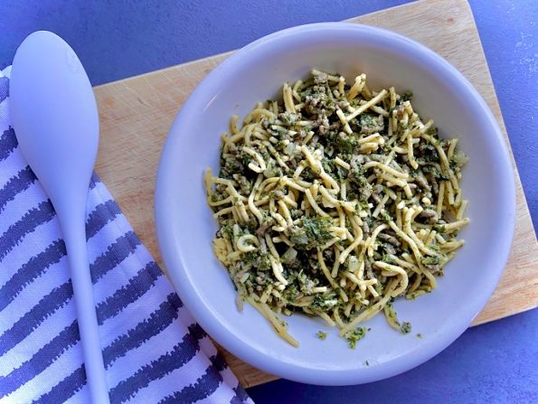 Spaghetti met spinazie, pesto en gehakt