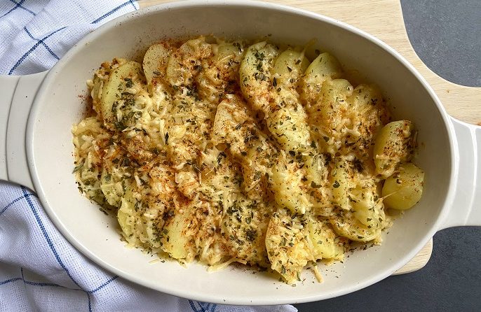Aardappelschijfjes met kaas, paprika en Provençaalse kruiden