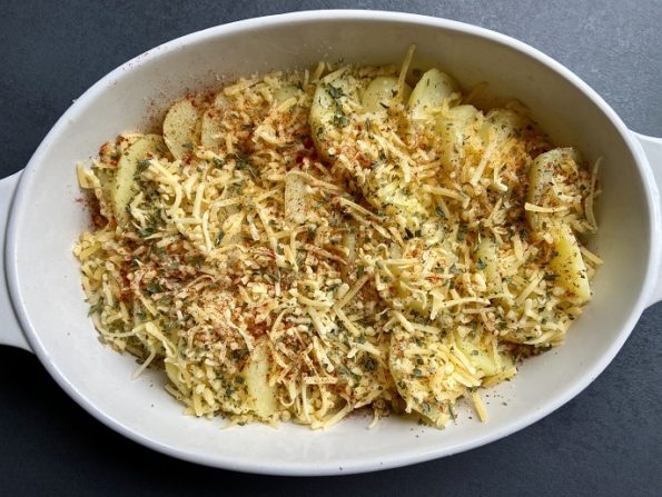 Aardappelschijfjes met kaas, paprika en Provençaalse kruiden