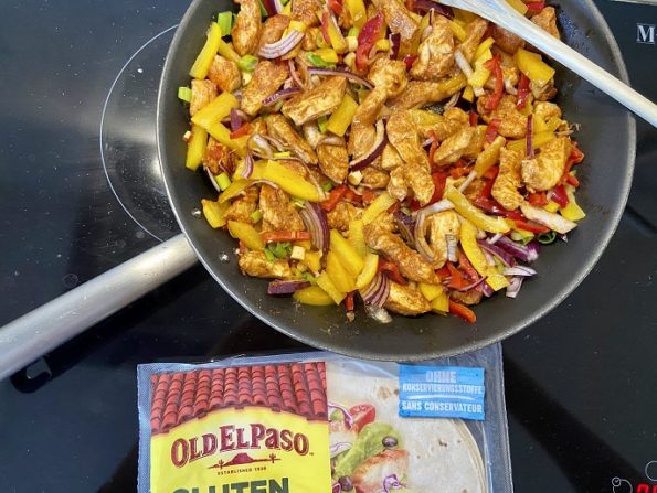 Burritos met kip, paprika en lente-uitjes