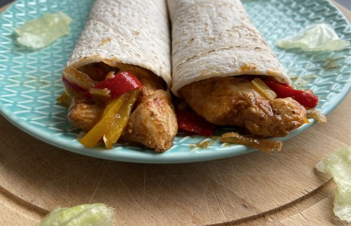 Burritos met kip, paprika en lente-uitjes