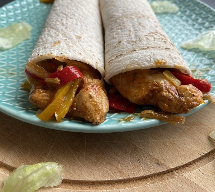 Burritos met kip, paprika en lente-uitjes