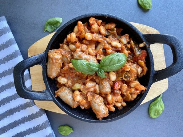Italiaanse witte bonen in tomatensaus met chipolata worstjes
