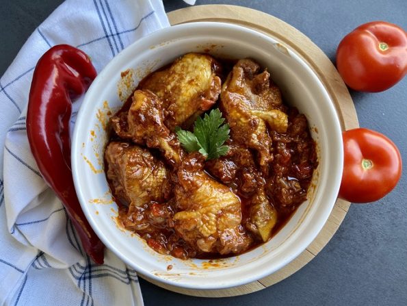 Spaanse kip in tomaten-paprikasaus