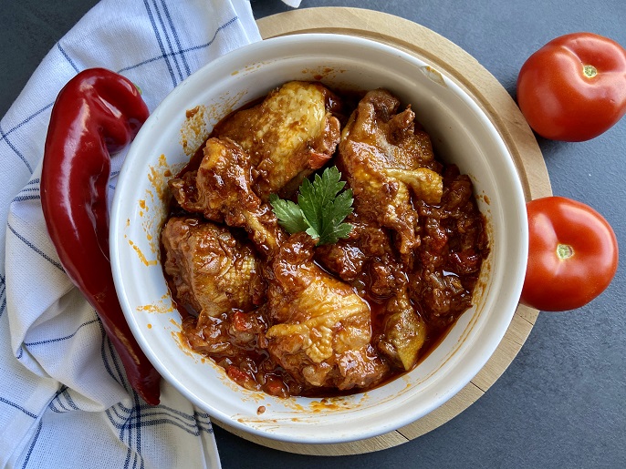 Spaanse kip in tomaten-paprikasaus