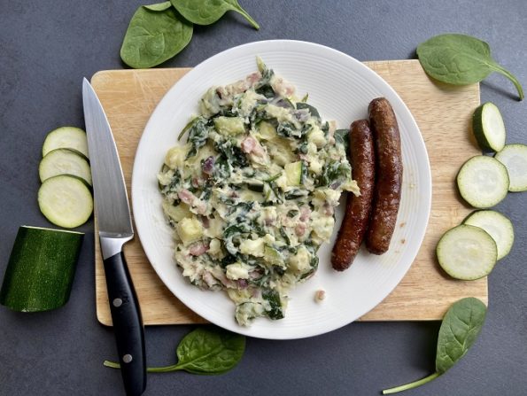 Courgette-spinaziestamppot met chipolataworstjes