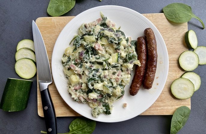 Courgette-spinaziestamppot met chipolataworstjes