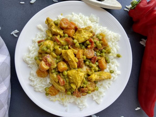 Kip kerrie met doperwten, worteltjes en paprika