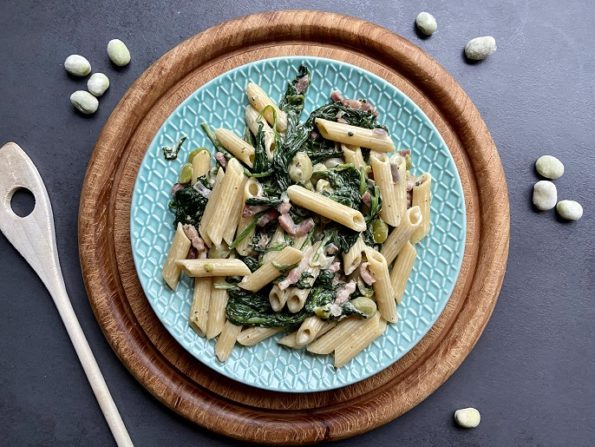 Pasta met tuinbonen, spinazie en spekjes