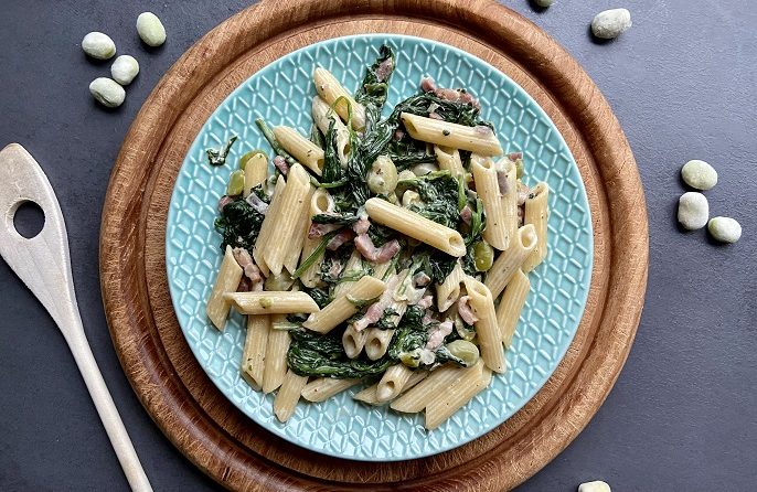 Pasta met tuinbonen, spinazie en spekjes