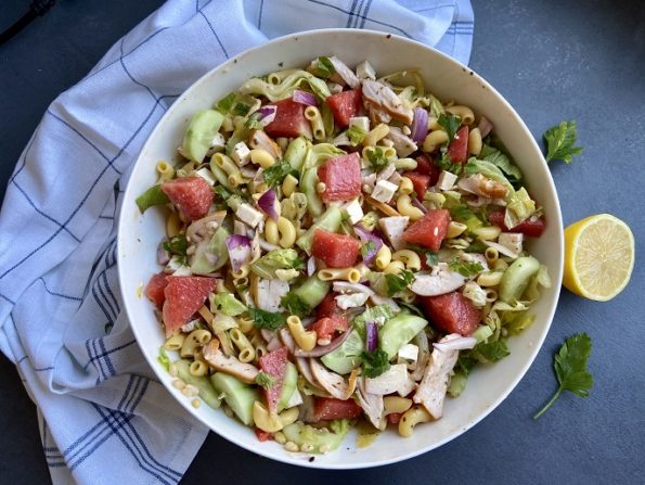 macaronisalade met watermeloen, gerookte kip en witte kaas