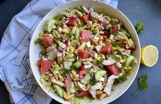 macaronisalade met watermeloen, gerookte kip en witte kaas