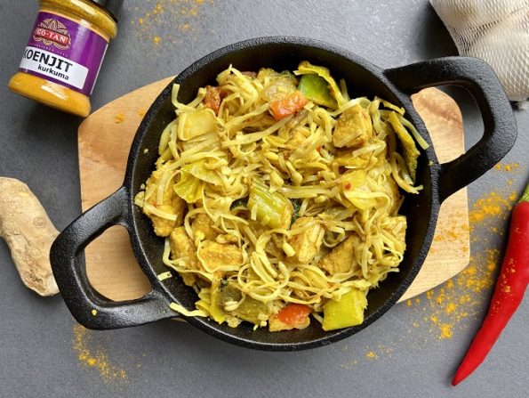 kerrie rijstnoedels met kip en Oosterse groente