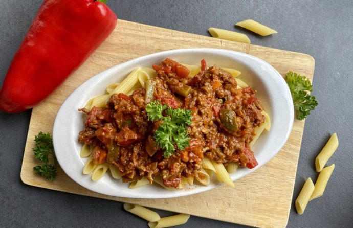Pasta met linzen, paprika en gehakt