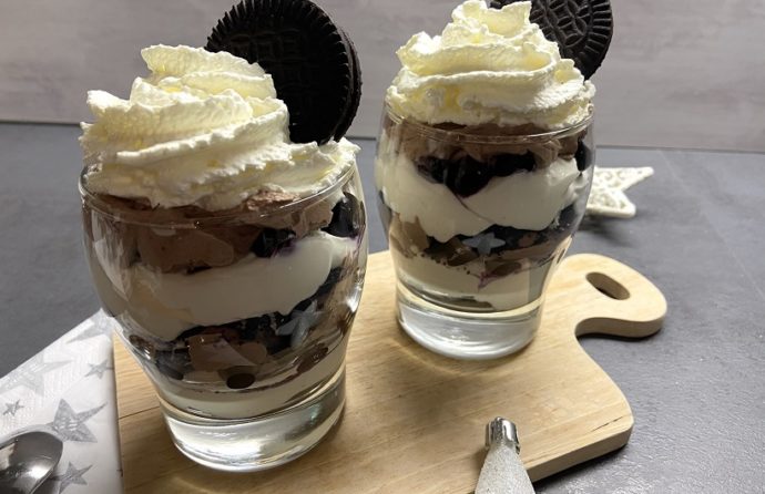 oreo-chocolade trifle met mascarpone en blauwe bessen