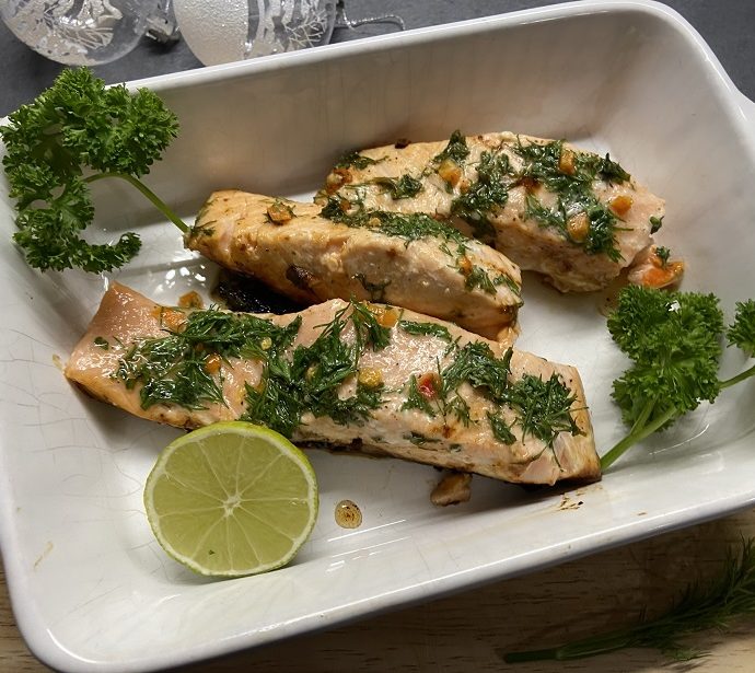 Zalm met tuinkruiden, honing en chili